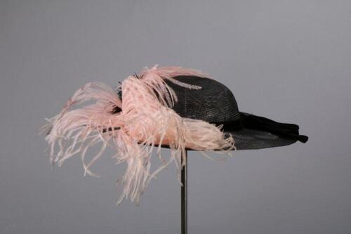 Hoed in zwart transparante stro met roze struisvogelveren