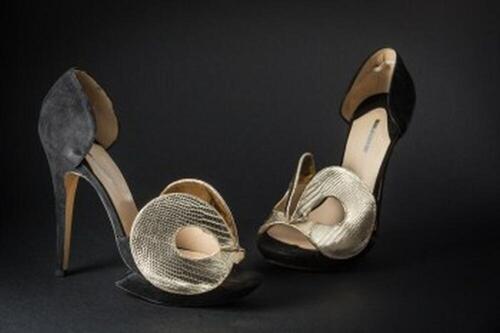 Zwart suède pump met goudkleurige teen