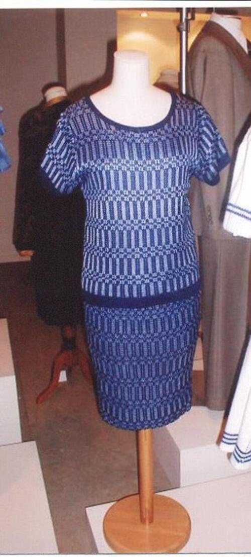 Ensemble in blauw breiwerk bestaande uit rok en blouse