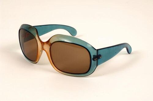 Grote zonnebril met donkere glazen en blauw montuur