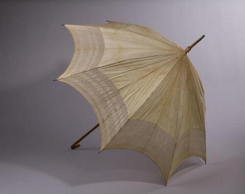 Parasol in ecrukleurige batist versierd met een brede strook entre-deux kant