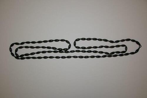 Set met 2 halssnoeren met staafjes in git