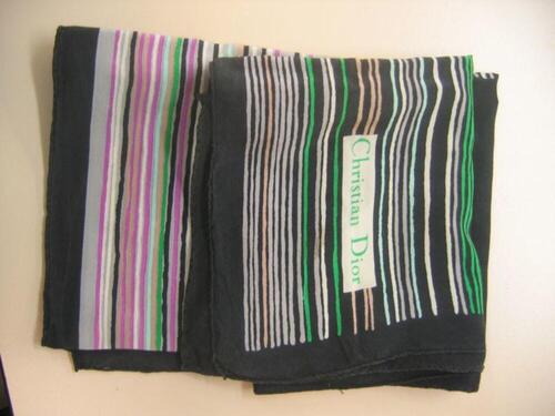 Foulard in zwart- grijze zijde met groene, roze, blauwe en fuchsia strepen