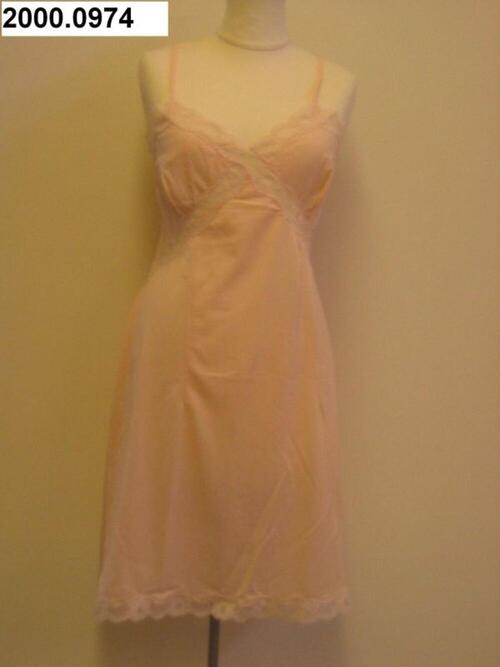 Onderjurk in roze nylon met machinale kant