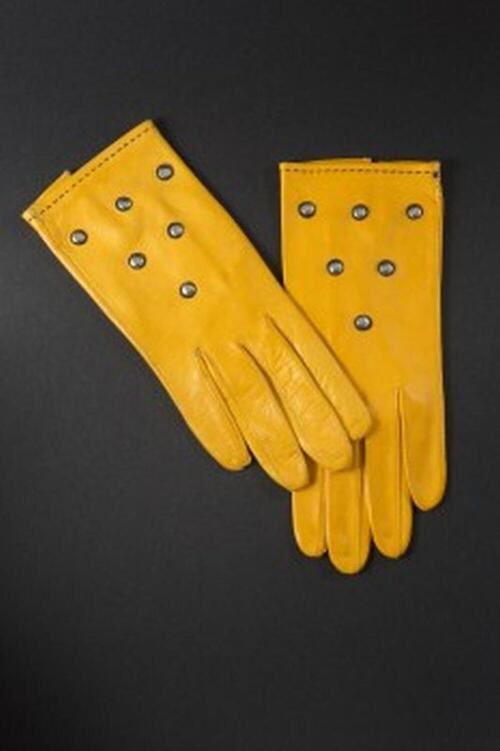 Handschoenen in geel leer met metalen noppen