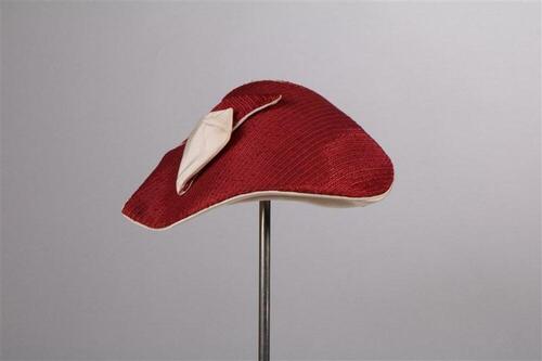 Hoed in rode raffia met ecru ottoman