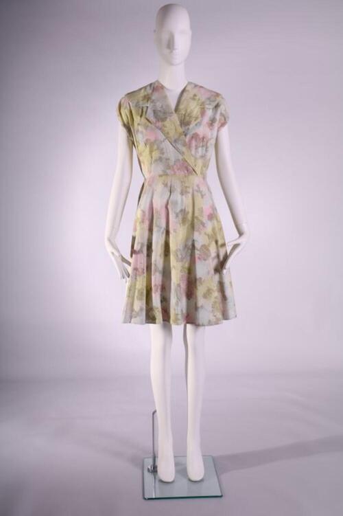 Jurk in roze, blauw, wit en lichtgroene gewolkte bloemenbedrukking met stippen