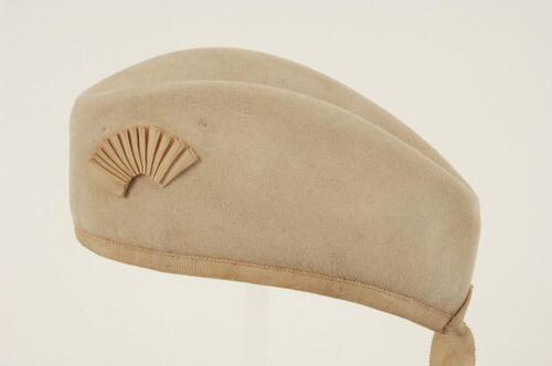 Hoed in beige vilt met waaiervormige versiering
