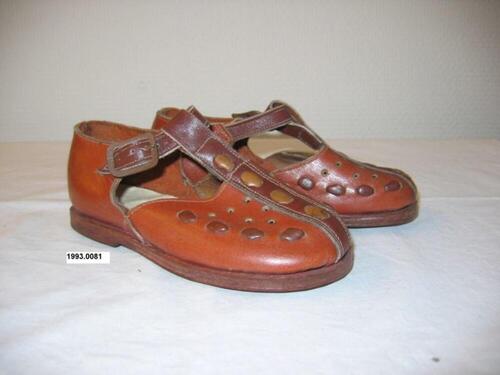 Kinderschoenen in bruin leer met sluiting op de wreef