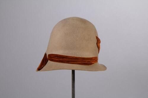 Hoed in beige vilt met roestbruin fluwelen lint