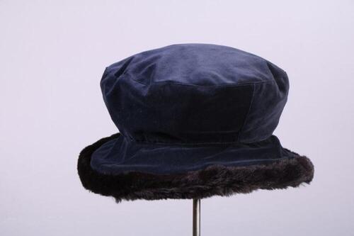 Hoed in donkerblauw fluweel met versiering in imitatiebont