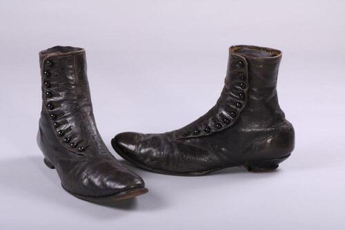 Zwarte korte damesbottines met  knoopsluiting aan de zijkant