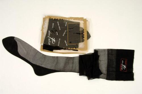 Ensemble bestaande uit kousen in zwarte nylon en bijhorende productverpakking