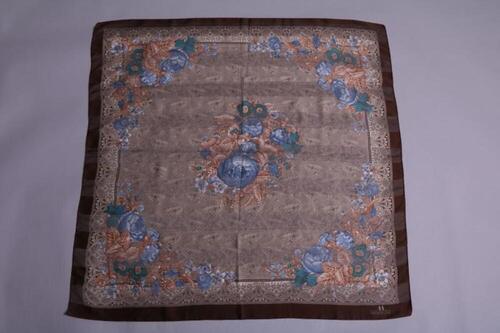 Vierkante foulard in bruin met blauwe bloemenprint