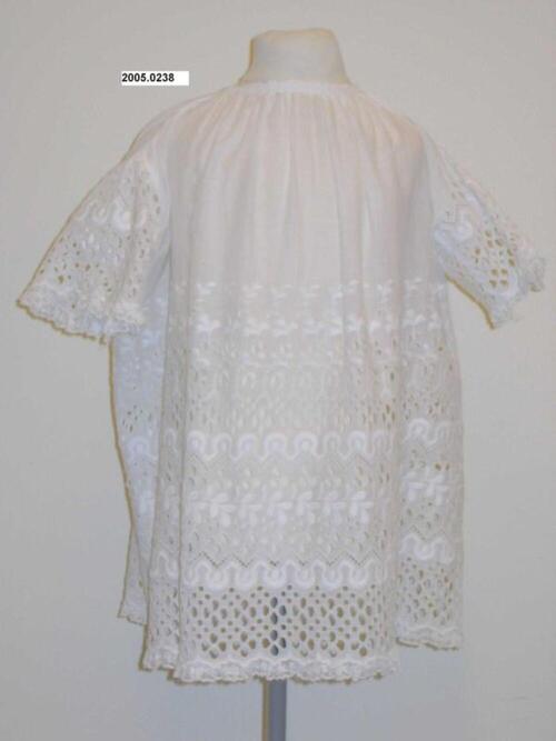 Jurk in witte katoen met broderie