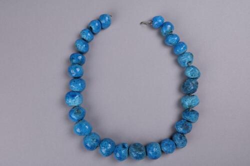 Halsketting met blauwe parels uit klei