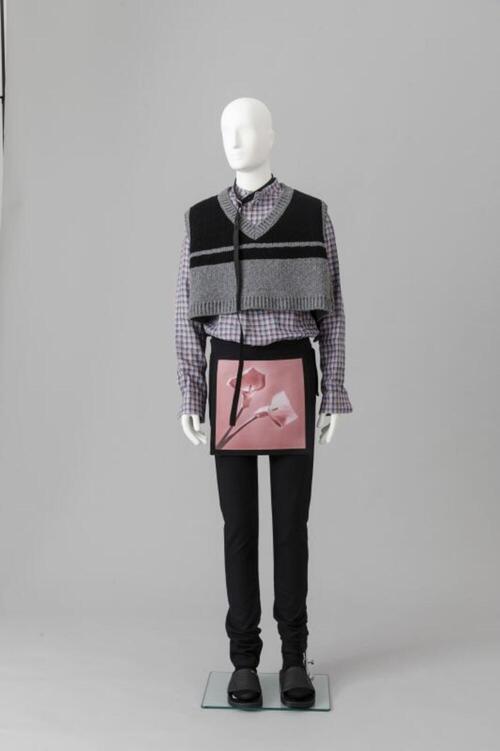 Ensemble bestaande uit overhemd, slipover, broek, halsband en slippers