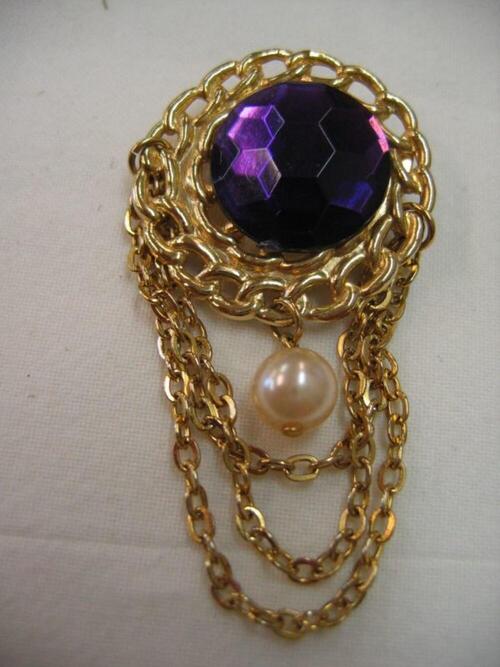 Broche met amethistachtige versiering