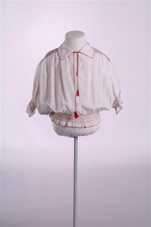 Blouse in witte stof met korte pofmouwtjes en borduurwerk