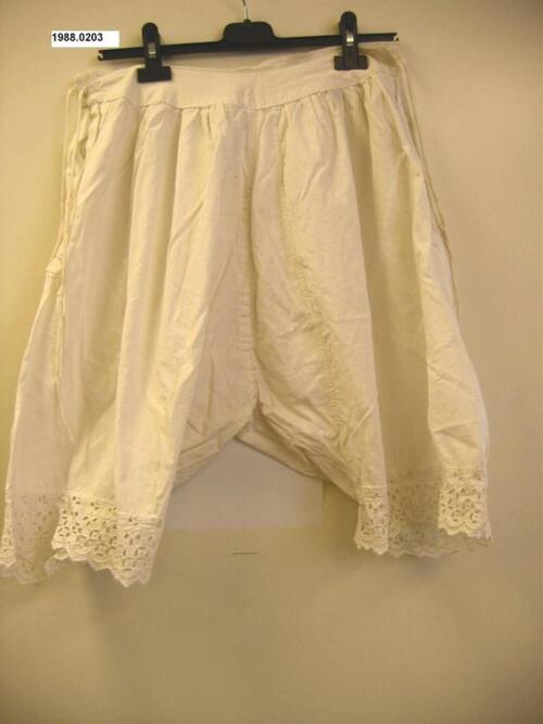 Witte onderbroek met pijpen afgewerkt met broderie anglaise