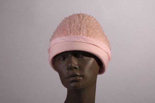 Hoed in roze geplooide voile