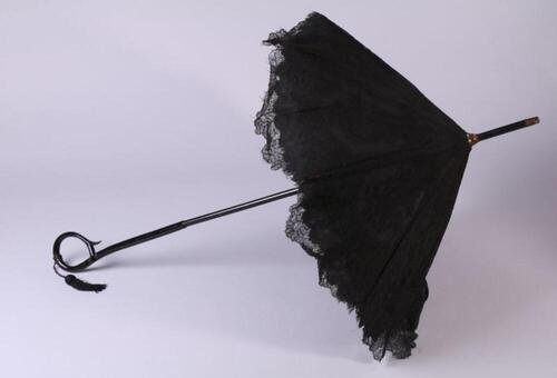 Parasol in zwarte zijde versierd met zwarte kant