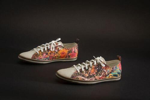 Lage sneakers, met felgekleurde print getekend door 'Alan Aldridge'