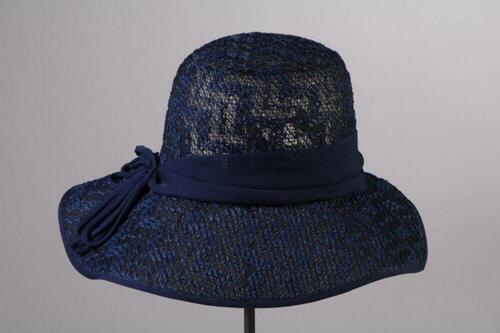 Hoed in donkerblauwe nylon met tekening in raffia