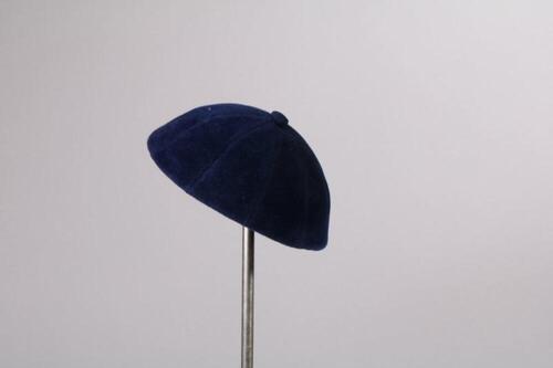 Hoed in donkerblauwe veloursvilt