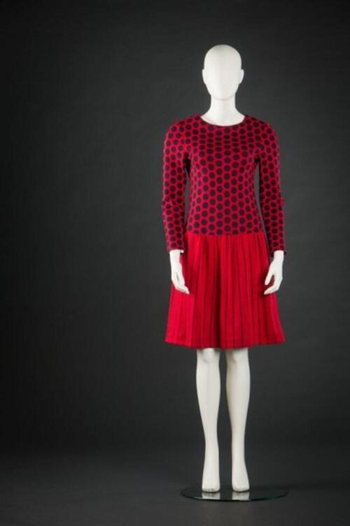 Ensemble bestaande uit een jurk en kniekousen in rood met blauwe strepen
