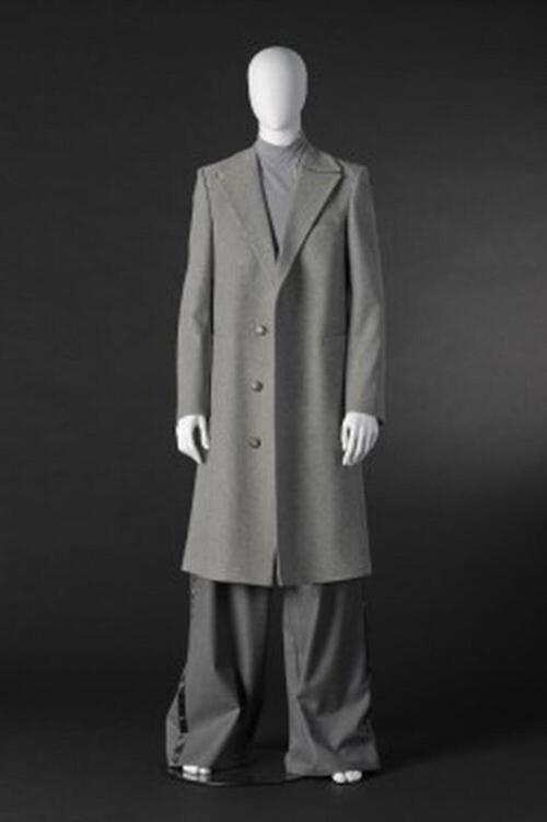 Ensemble bestaande uit grijze broek, sous-pull en mantel