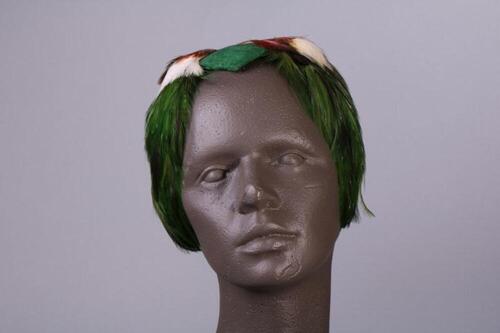 Diadeem in groene vilt met veren