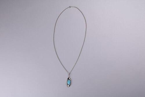 Halsketting in zilverkleurig metaal met ovale hanger met kern in turkoois