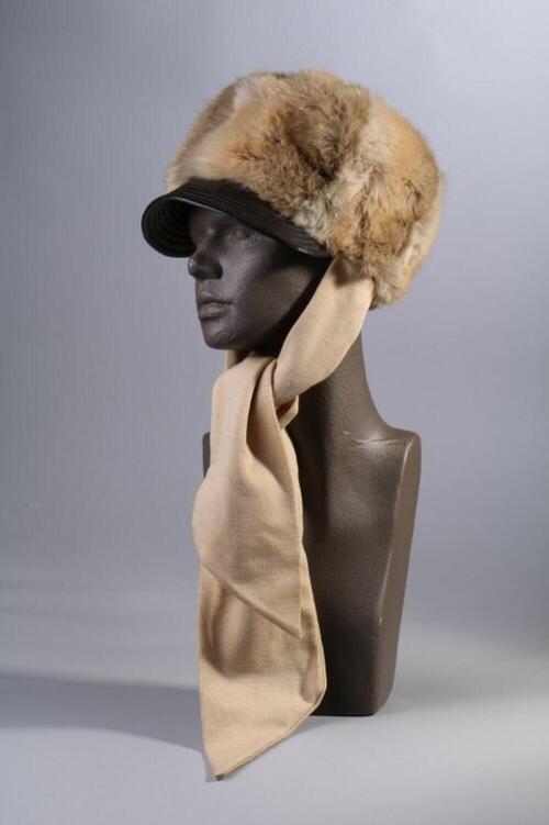 Muts in beige imitatiebont met klep in donkerbruine skai