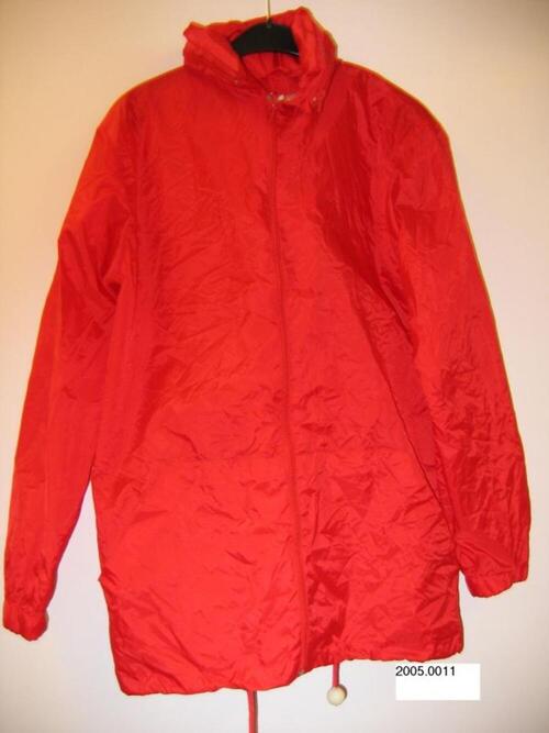 regenjas in rode nylon met opgeplooide kap in de kraag