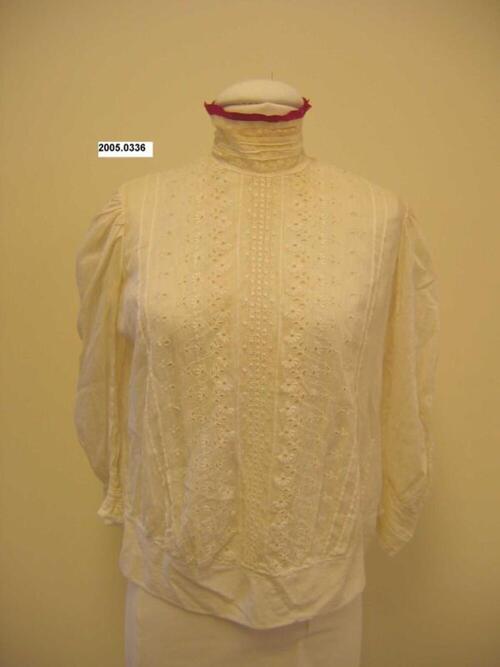 Blouse in fijne witte batist met borduurwerk  en kantversiering