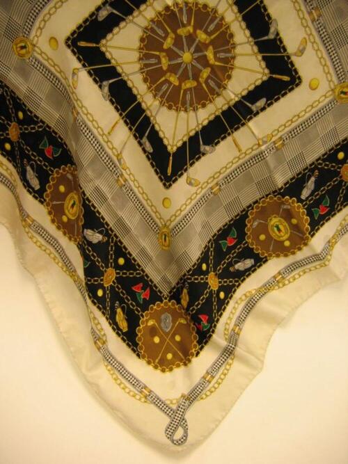 Foulard in ecru kleur met golfprint