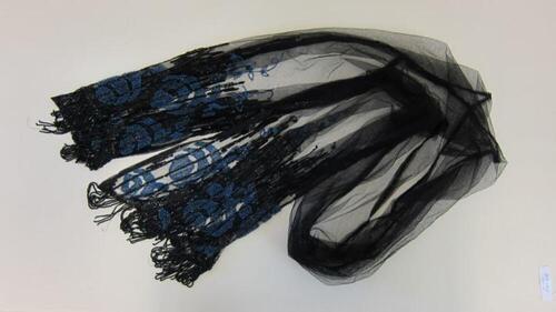 Foulard in zwarte tule versierd met blauwe en zwarte kralen en pailletten