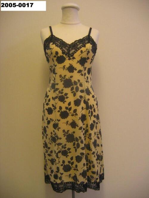 Onderjurk in ecru nylon met zwart bloemmotief