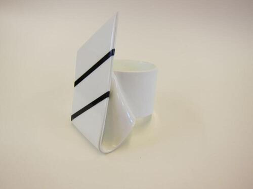 Witte, plastic designarmband met dasvormige versiering