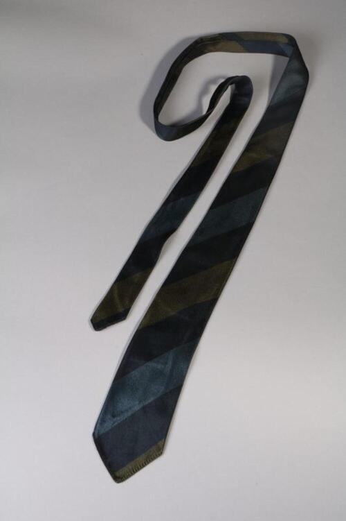 Donkerblauwe kravat met groen-blauwe diagonale strepen
