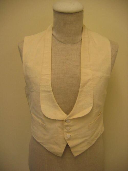 Witte gilet gedragen onder habijt