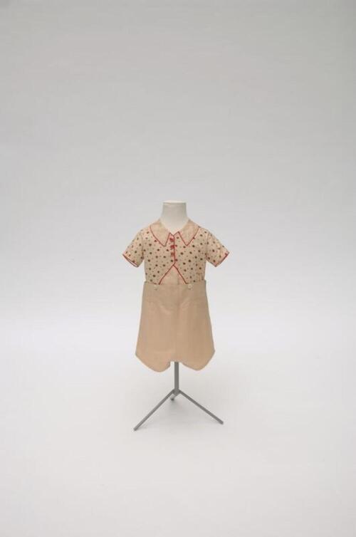 Emsemble bestaande uit blouse en korte broek