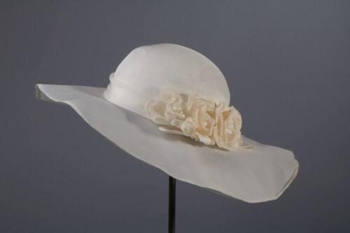 Hoed in witte tule met 3 crèmekleurige rozen