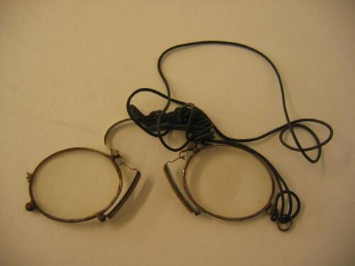 Pince-nez in metaal met koord