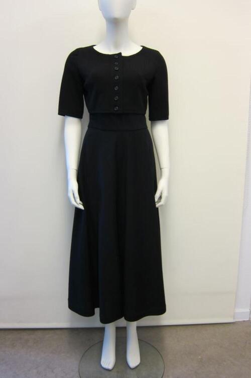 Ensemble in zwart tricot bestaande uit bolero en rok
