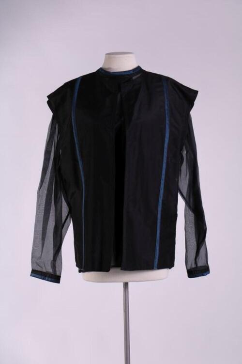 Ensemble bestaande uit een gilet en blouse in zwarte zijde