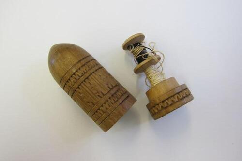 Etui in bruin hout met garenklossen