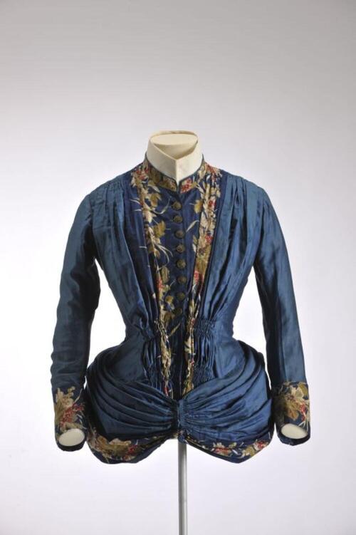lijfje in blauwe organdi met tournure