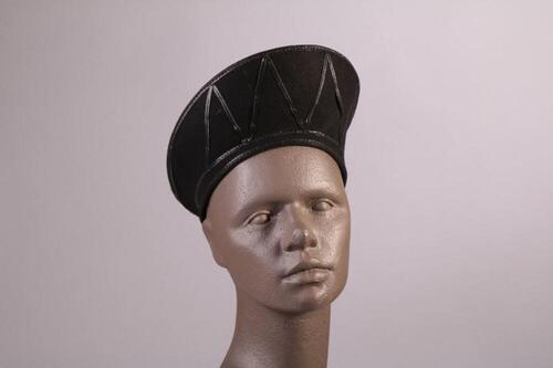 Baret in zwarte vilt met driehoeken in stro